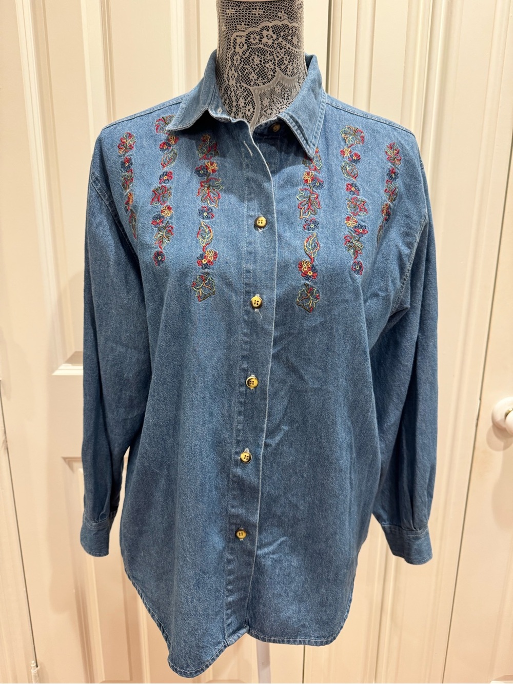 Women’s Denim Shirt w/ Fall Leaf Embroidery
Sz. Med. Petite
Cottagecore Cotton